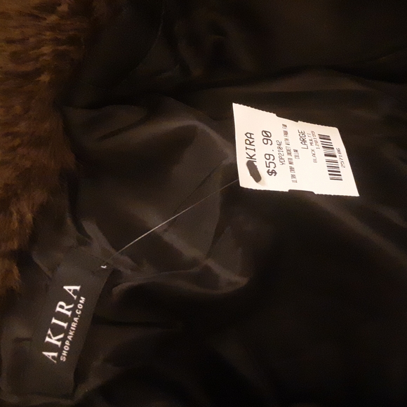 NWT AKIRA CROPPED FAUX LEATHER. SIZE LARGE - Picture 4 of 5